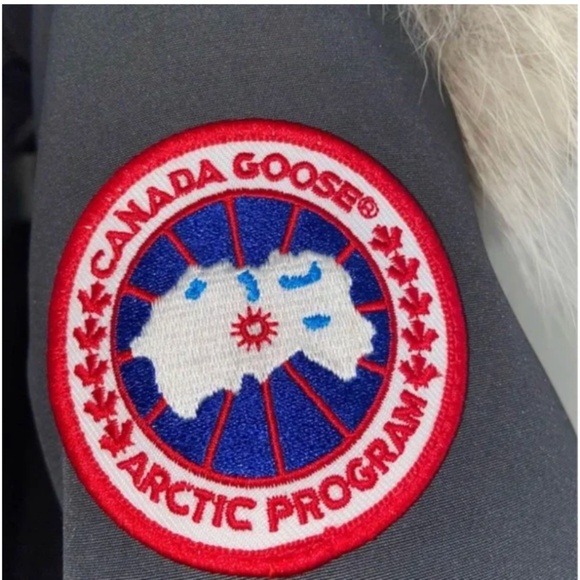 Canada Goose Trillium Parka for women.Grey. Small - Picture 7 of 12